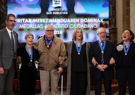 Los cinco galardonados con las Medallas al Mérito Ciudadano 2024 junto al alcalde Eneko Goia.