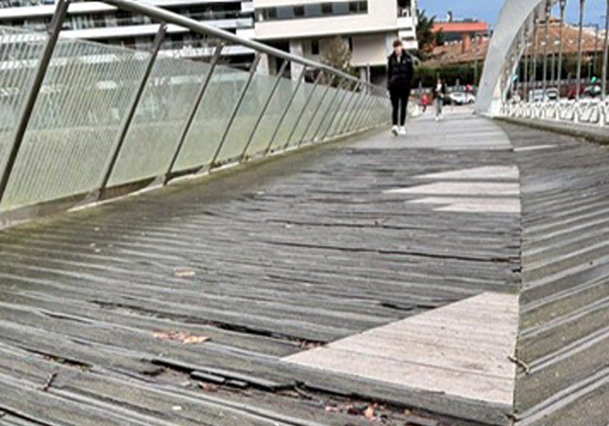 El quinto puente, con agujeros desde los que se ve el agua del río