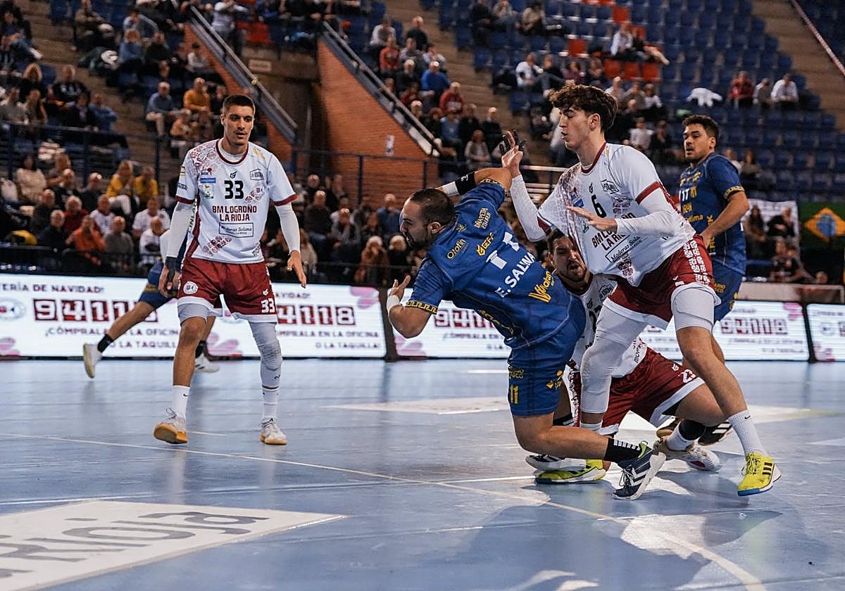 Esteban Salinas, que anotó tres goles, lanza a portería.