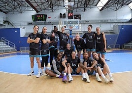 La plantilla del IDK Euskotren, en la última sesión de entrenamiento ayer en el Gasca antes del partido de hoy.