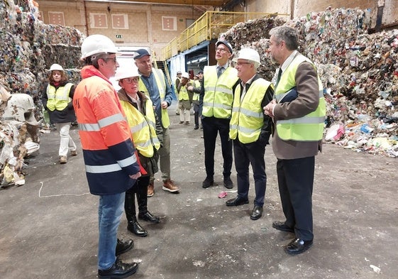 Instante de la visita realizada al interior de la planta de tratamiento de envases situada en Urnieta.