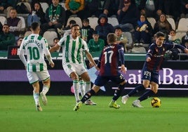 Madariaga y Arambarri se saludan al final del partido.