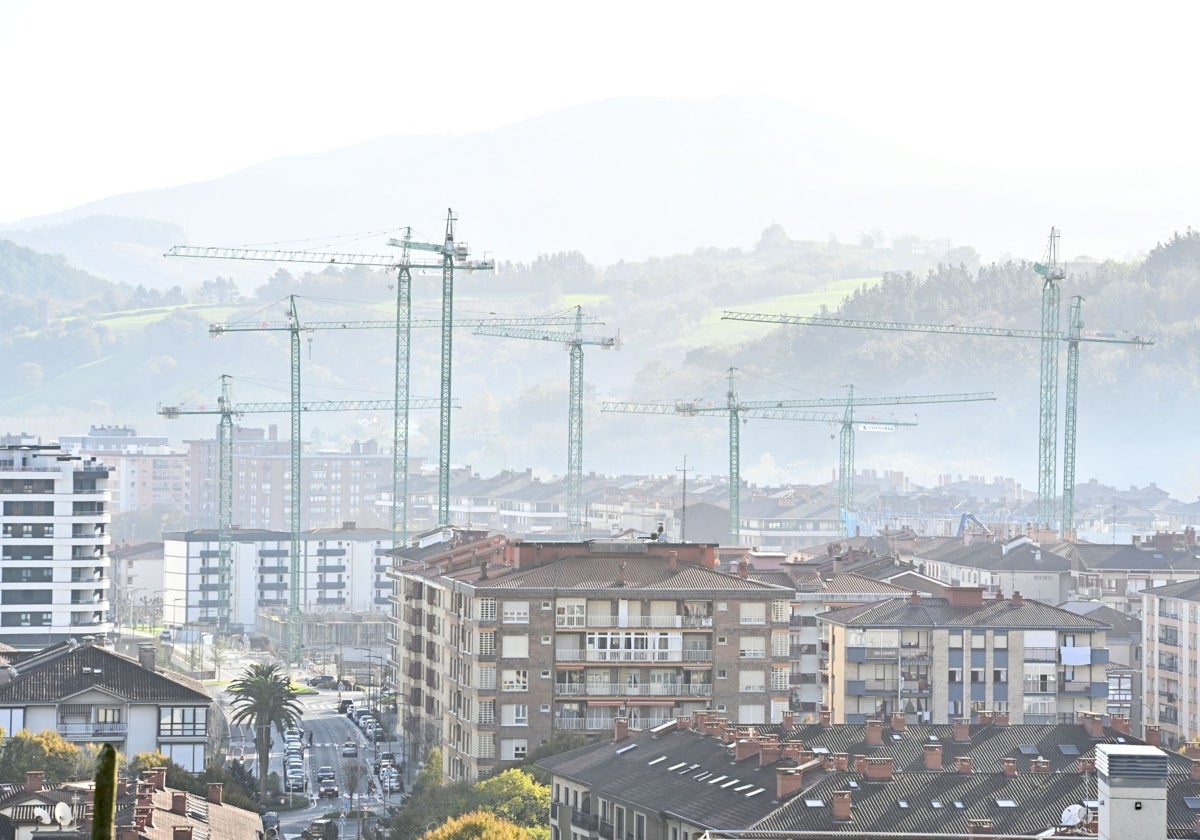 Varias grúas en unos edificios en construcción en Zarautz.