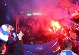 Aficionados de la Real reciben al autobús del equipo.