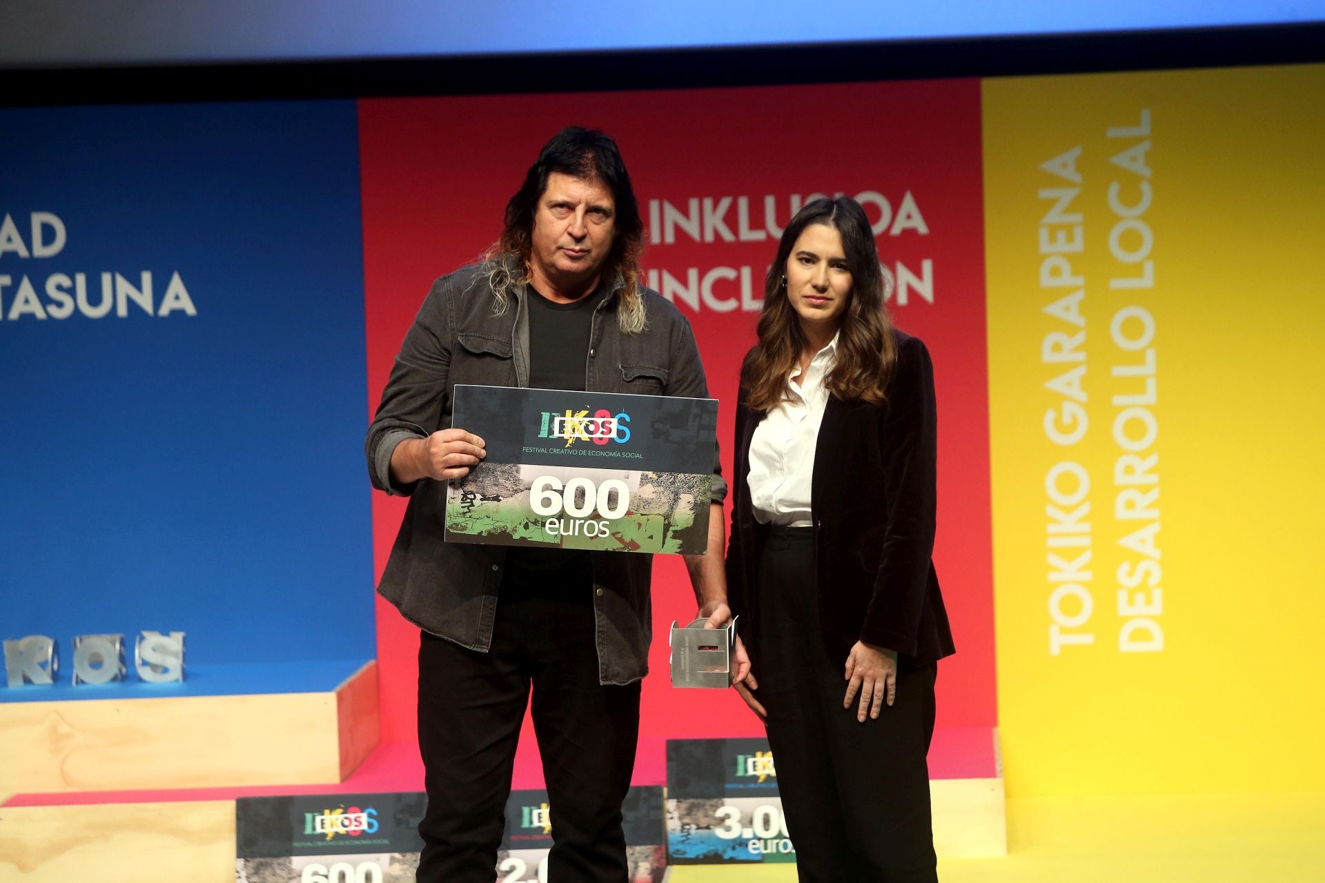 Rafa Zamora Sancho / Inclusión en acción. Andrea Parte, directora de ONCE Gipuzkoa, hace entrega del trofeo y el cheque al autor del vídeo ganador de la categoría EKOS Destacados en la temática de Inclusión.