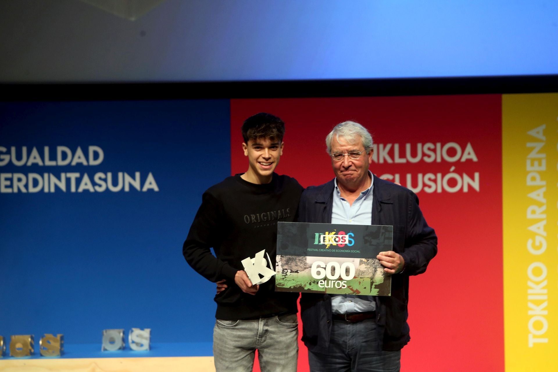 Nacho Fernández / No somos tornillos. Eduardo Cifrián, responsable de la Escuela de Alimentación de la Fundación Eroski, hace entrega del trofeo y el cheque a Nacho Fernández, autor del vídeo ganador en la categoría EKOS Destacados en la temática de Sostenibilidad.