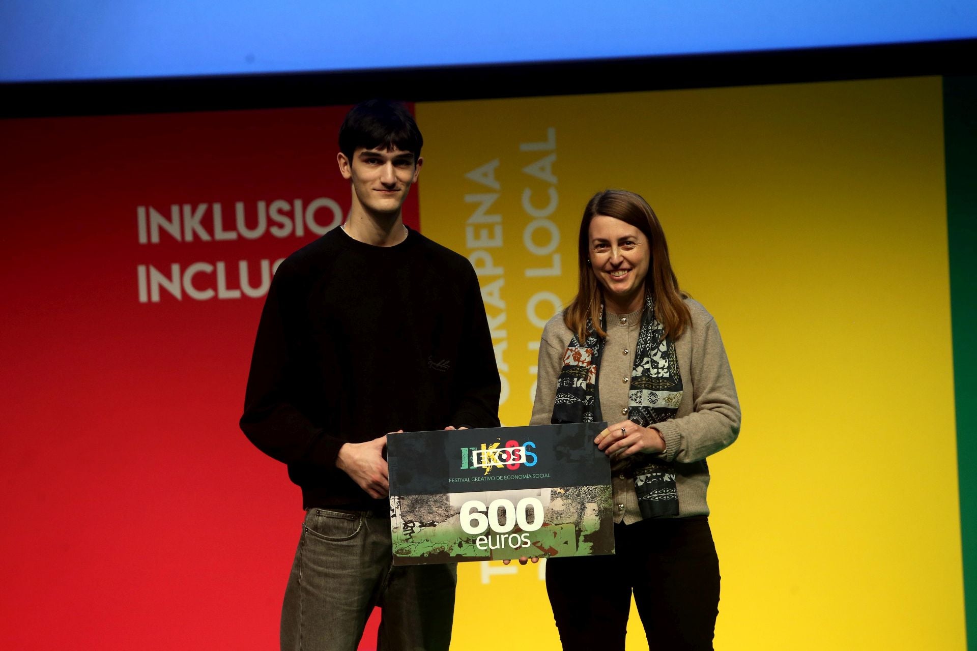 Vidal García / Una gasolinera fuera de lugar. Elena Serrano, directora general de Izar Cutting Tools, entrega el cheque y el trofeo al autor del gráfico ganador en la categoría EKOS Destacados en la modalidad Desarrollo Local.