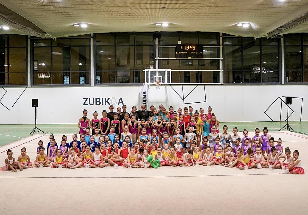 La exhibición navideña de gimnasia rítmica del Aloña llenó Zubikoa