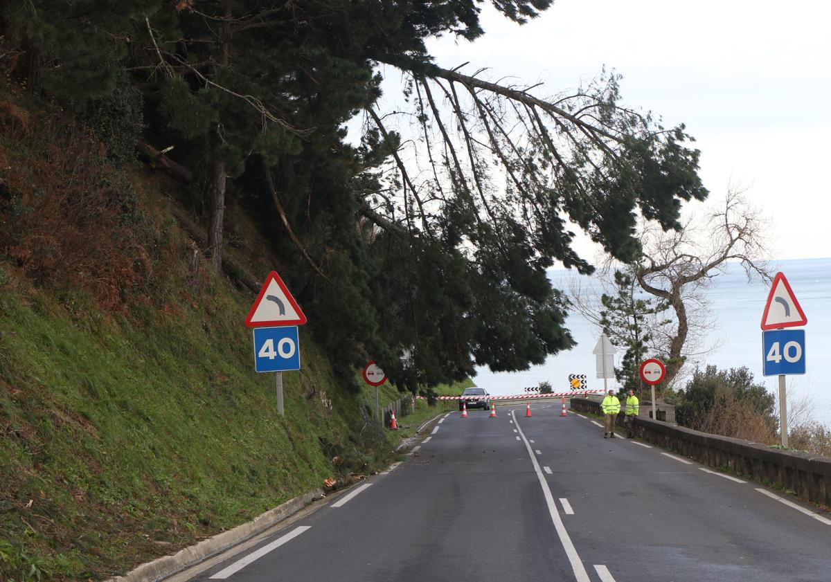 Imagen principal - La carretera N-634 recupera la normalidad entre Deba e Itziar