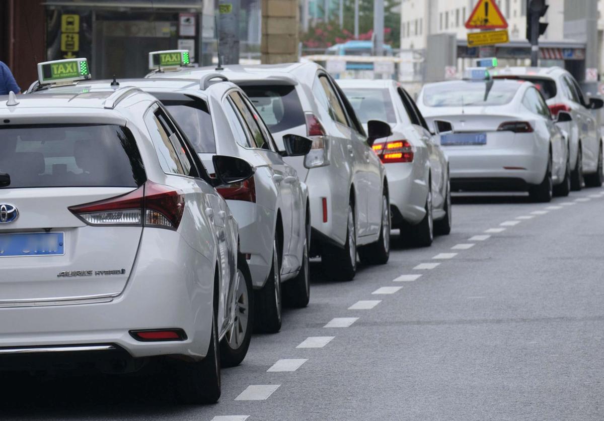 Varios taxis aguardan la llegada de clientes en una parada de Donostia.