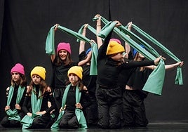 Colorido y movimiento en la actuación de fin de curso.