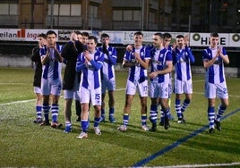 Los beasaindarras celebran tras el pitido final los tres puntos conseguidos ante el Alaves C en casa.