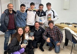 Los integrantes del club de Santurtzi posan junto al representante del club Zubi Ondo Mikel León.