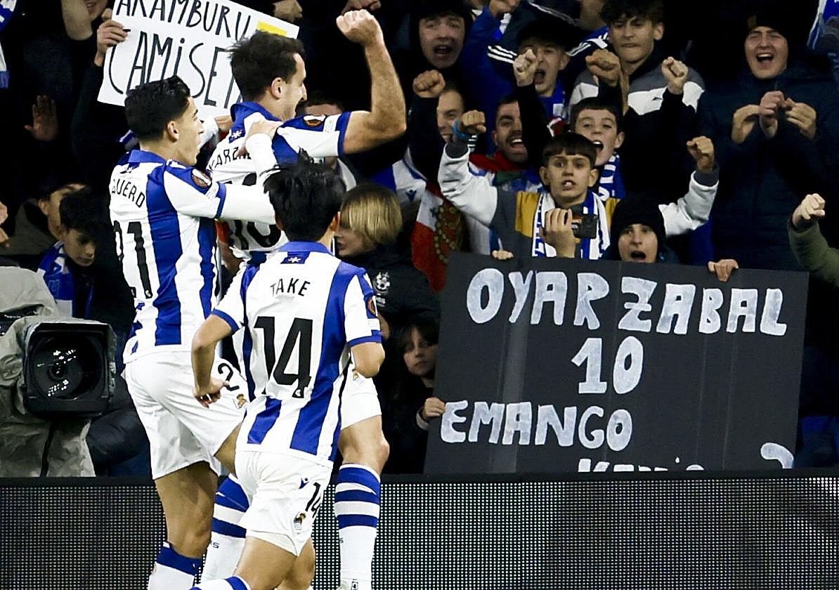 Aguerd, Oyarzabal y Kubo celebran un gol con la grada.