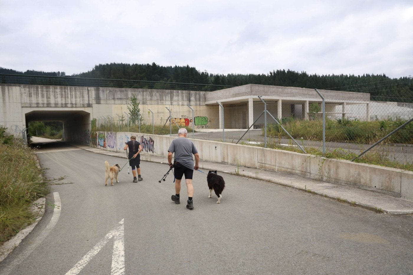La estación de Ezkio-Itsaso lleva diez años construida, aunque aún no está claro que vaya a recibir trenes algún día.