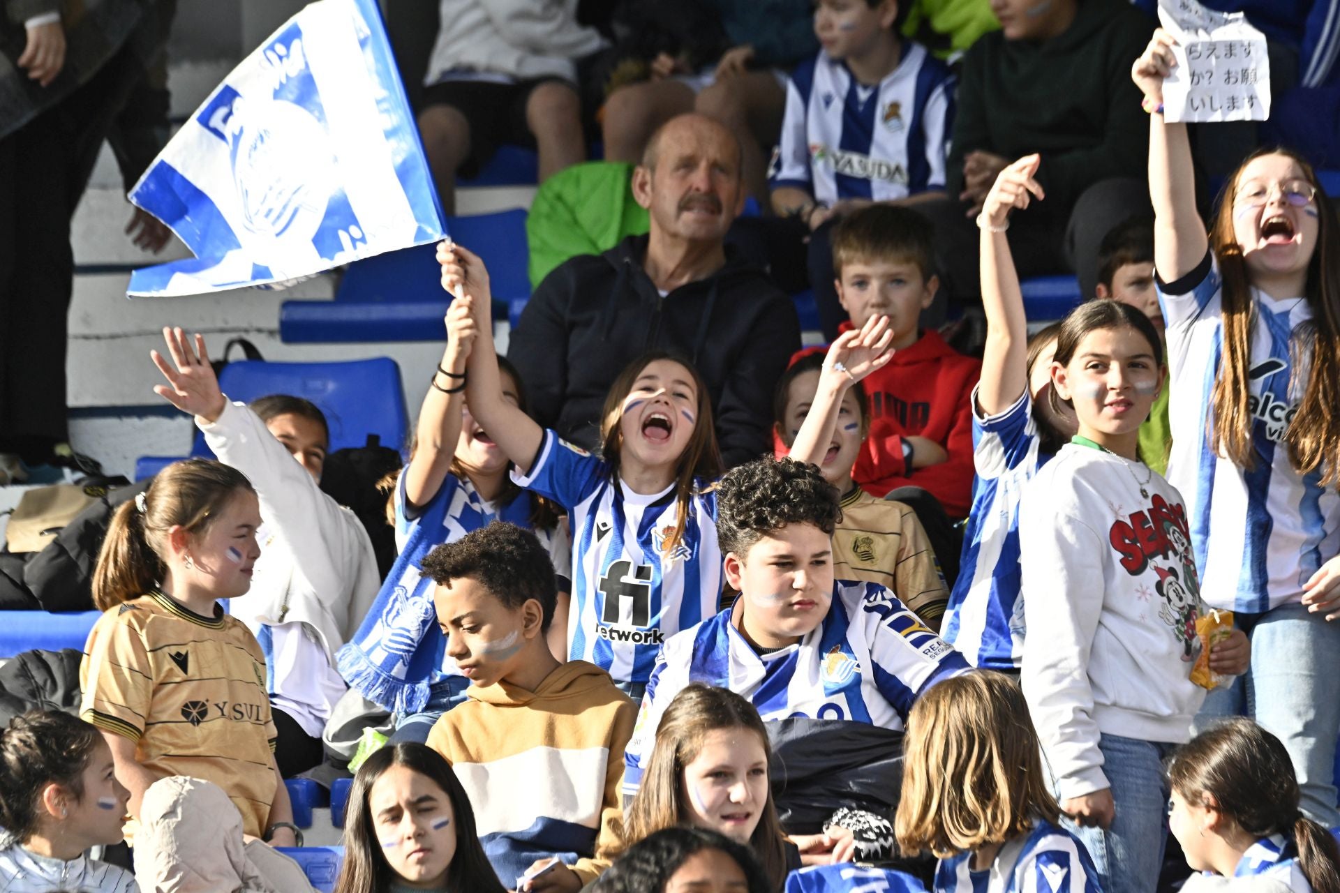 900 jóvenes arropan a la Real en Tolosa