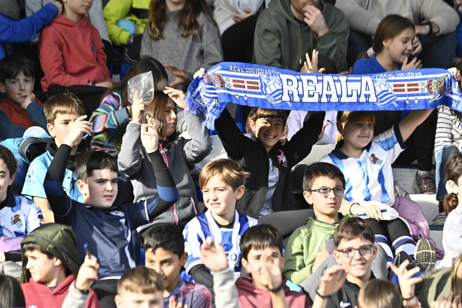 900 jóvenes arropan a la Real en Tolosa