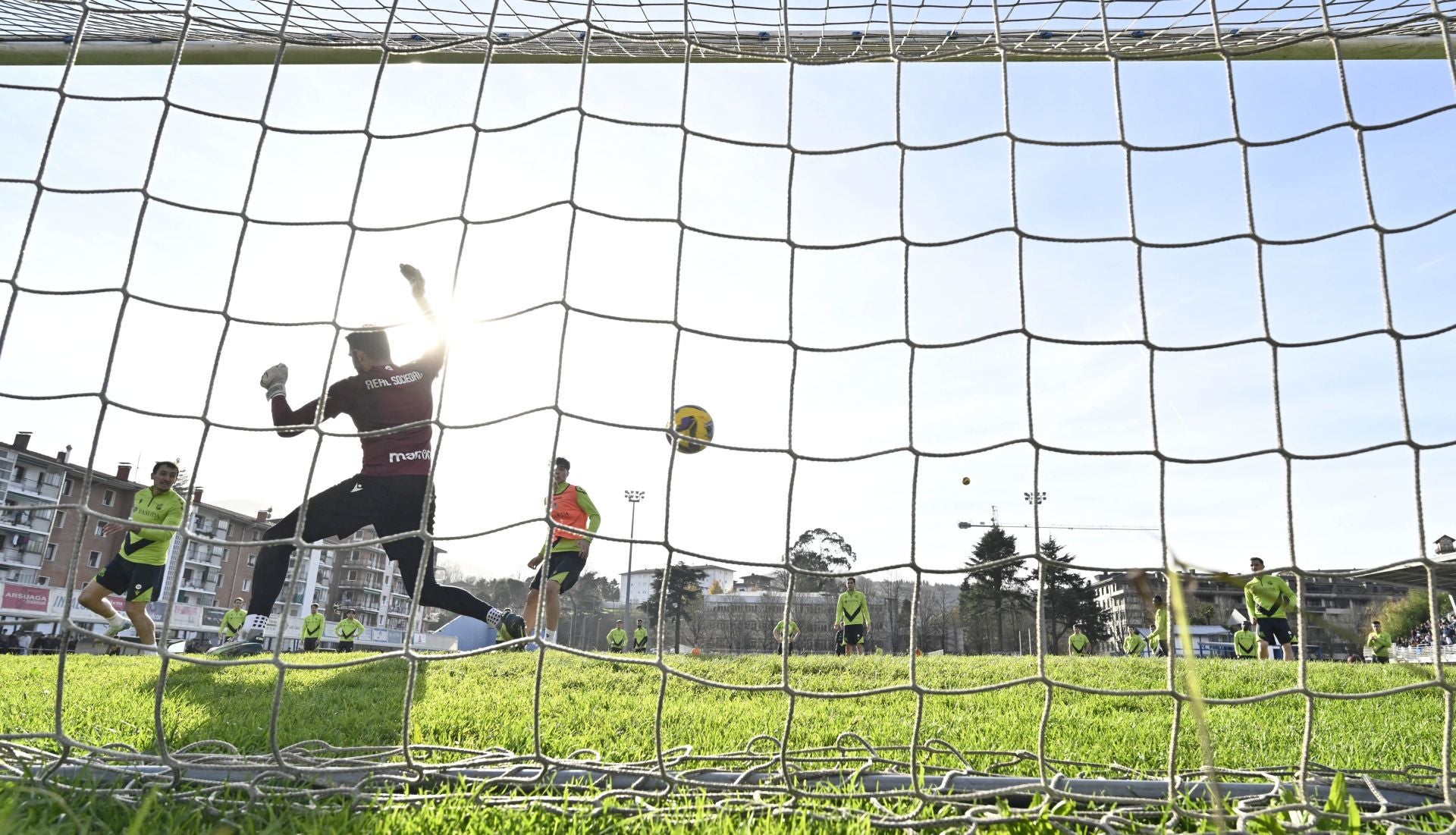 900 jóvenes arropan a la Real en Tolosa