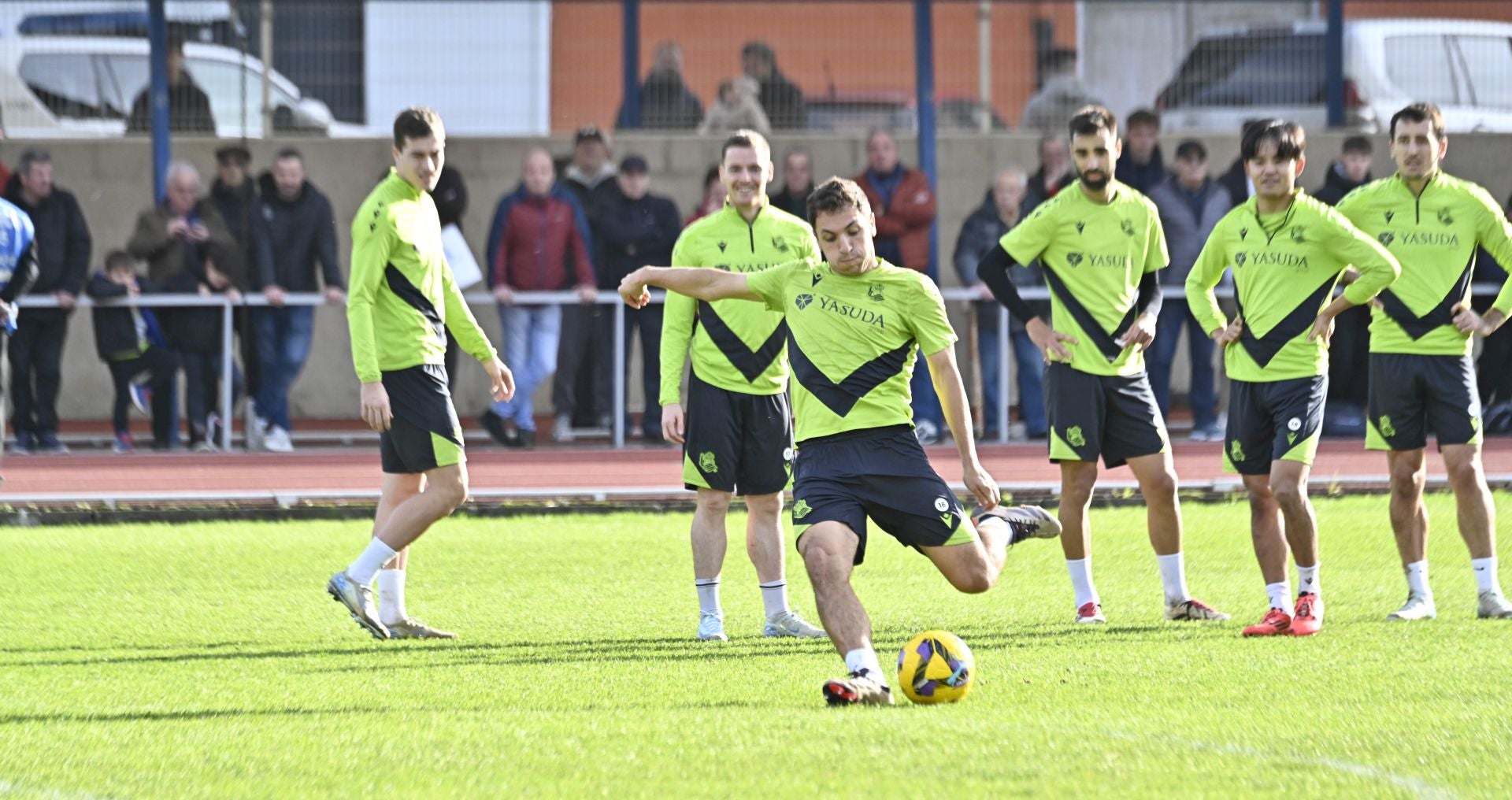 900 jóvenes arropan a la Real en Tolosa