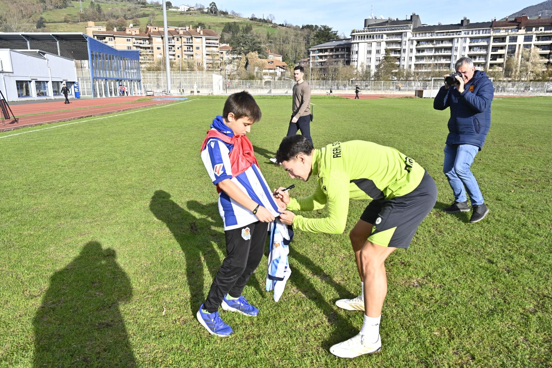 900 jóvenes arropan a la Real en Tolosa