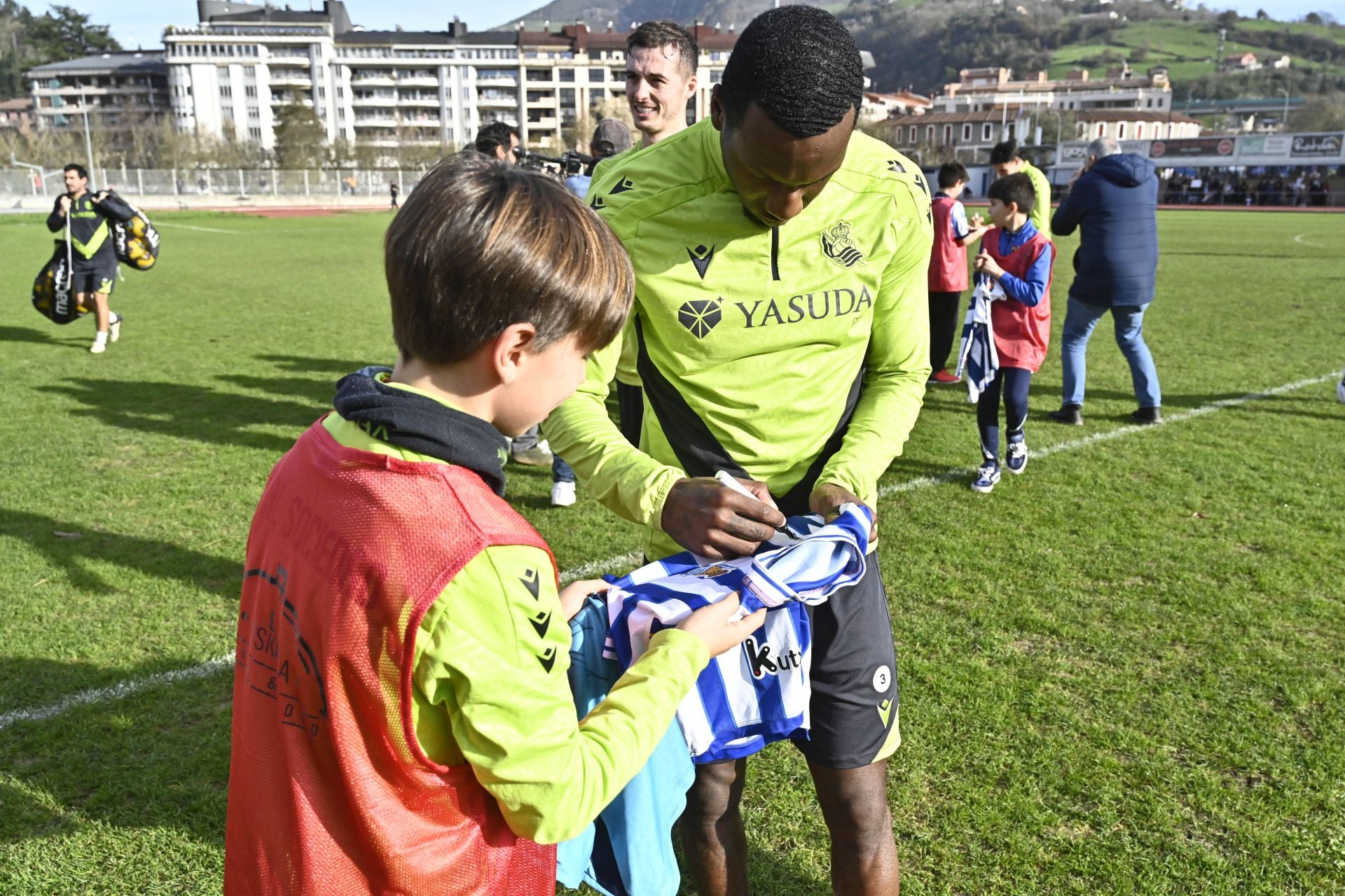 900 jóvenes arropan a la Real en Tolosa