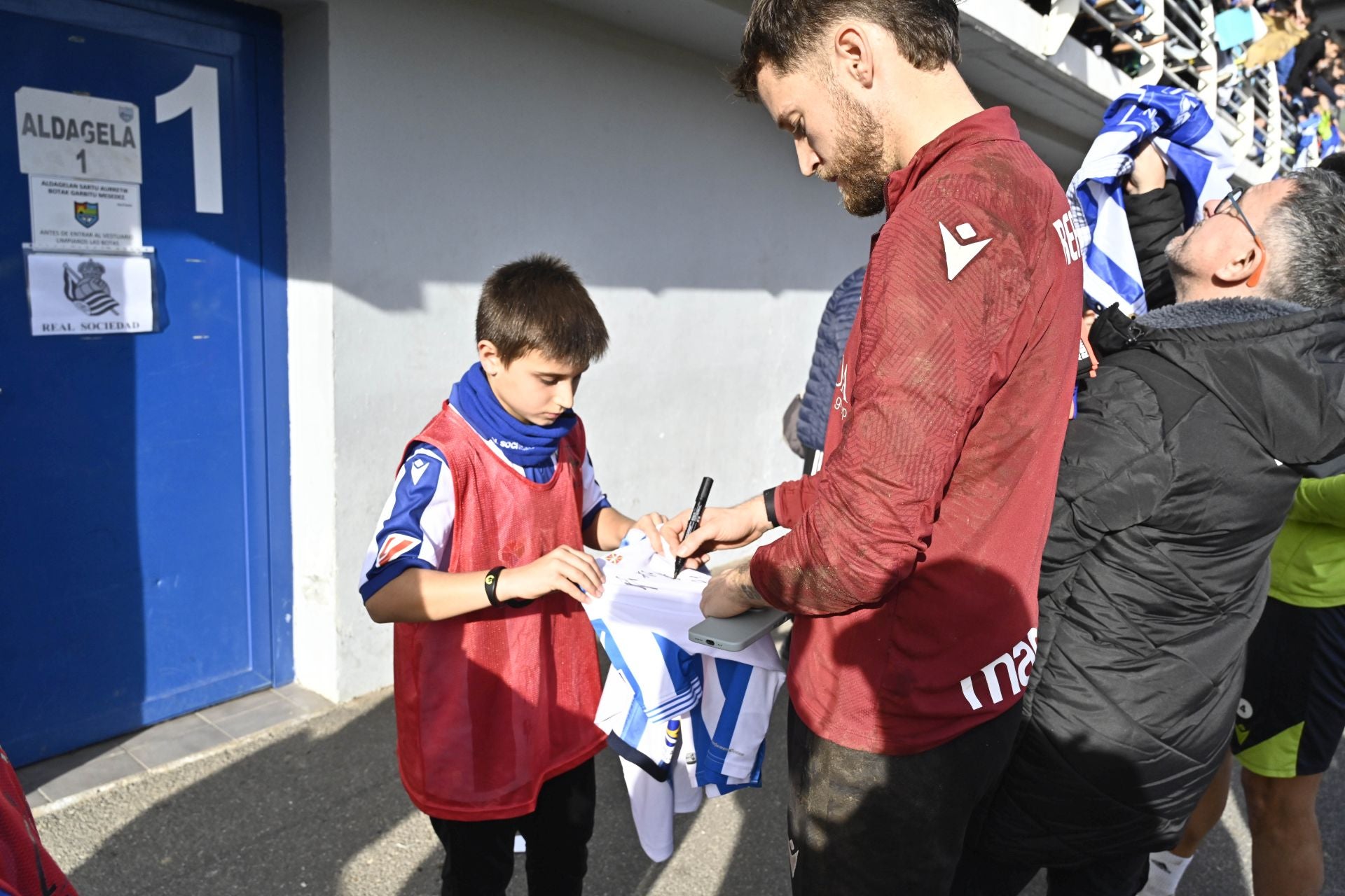 900 jóvenes arropan a la Real en Tolosa