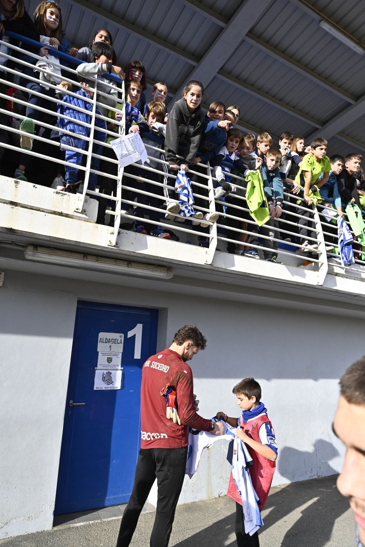 900 jóvenes arropan a la Real en Tolosa