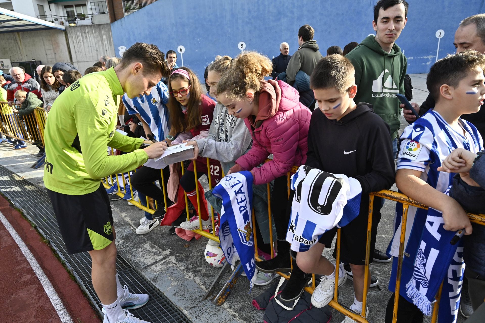 900 jóvenes arropan a la Real en Tolosa