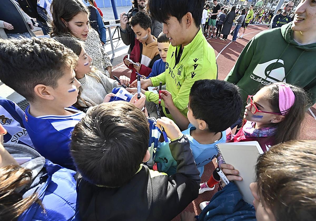 Kubo firma autógrafos tras el entrenamiento a puerta abierta de la Real Sociedad en Berazubi, Tolosa.