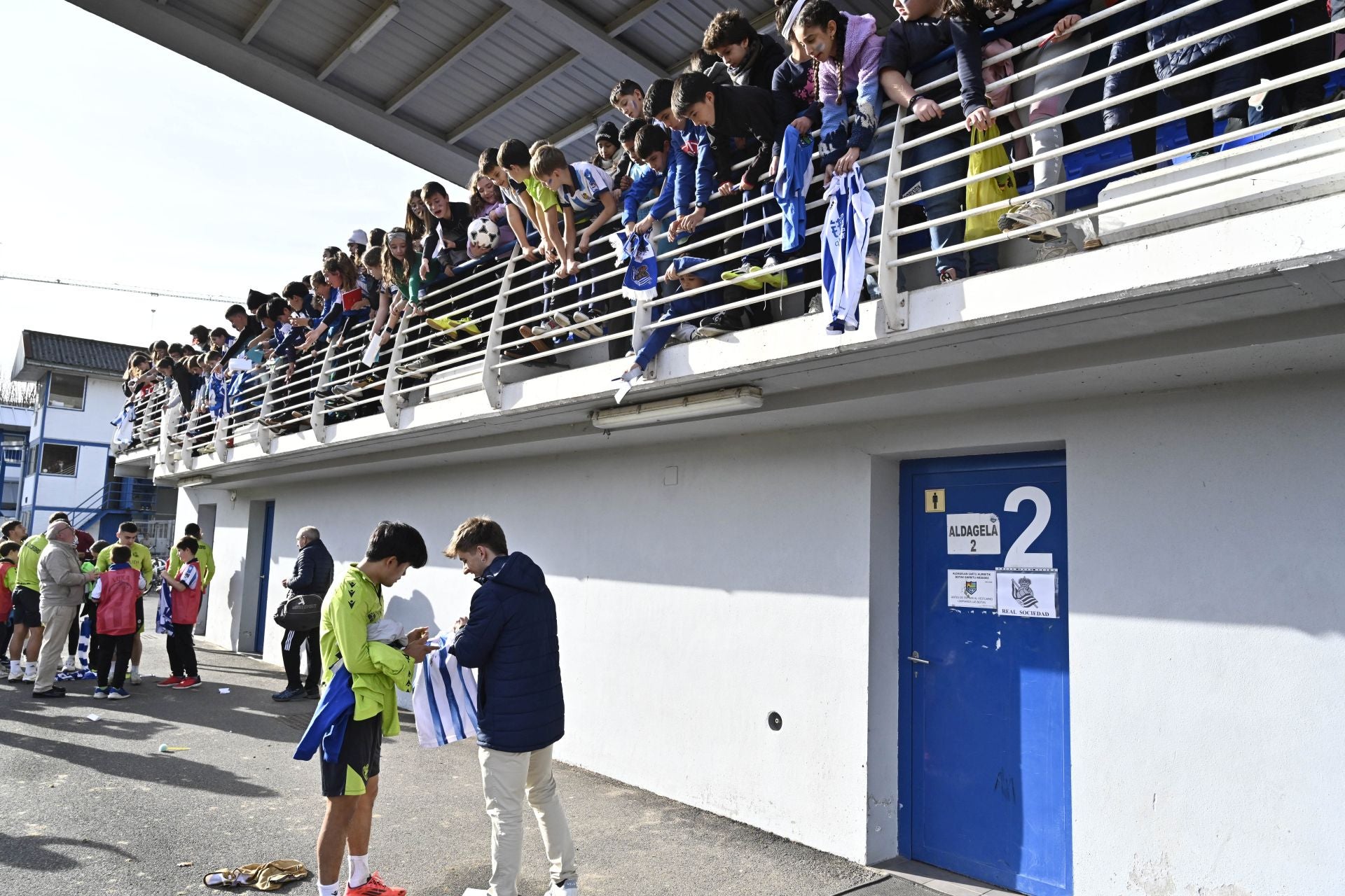 900 jóvenes arropan a la Real en Tolosa