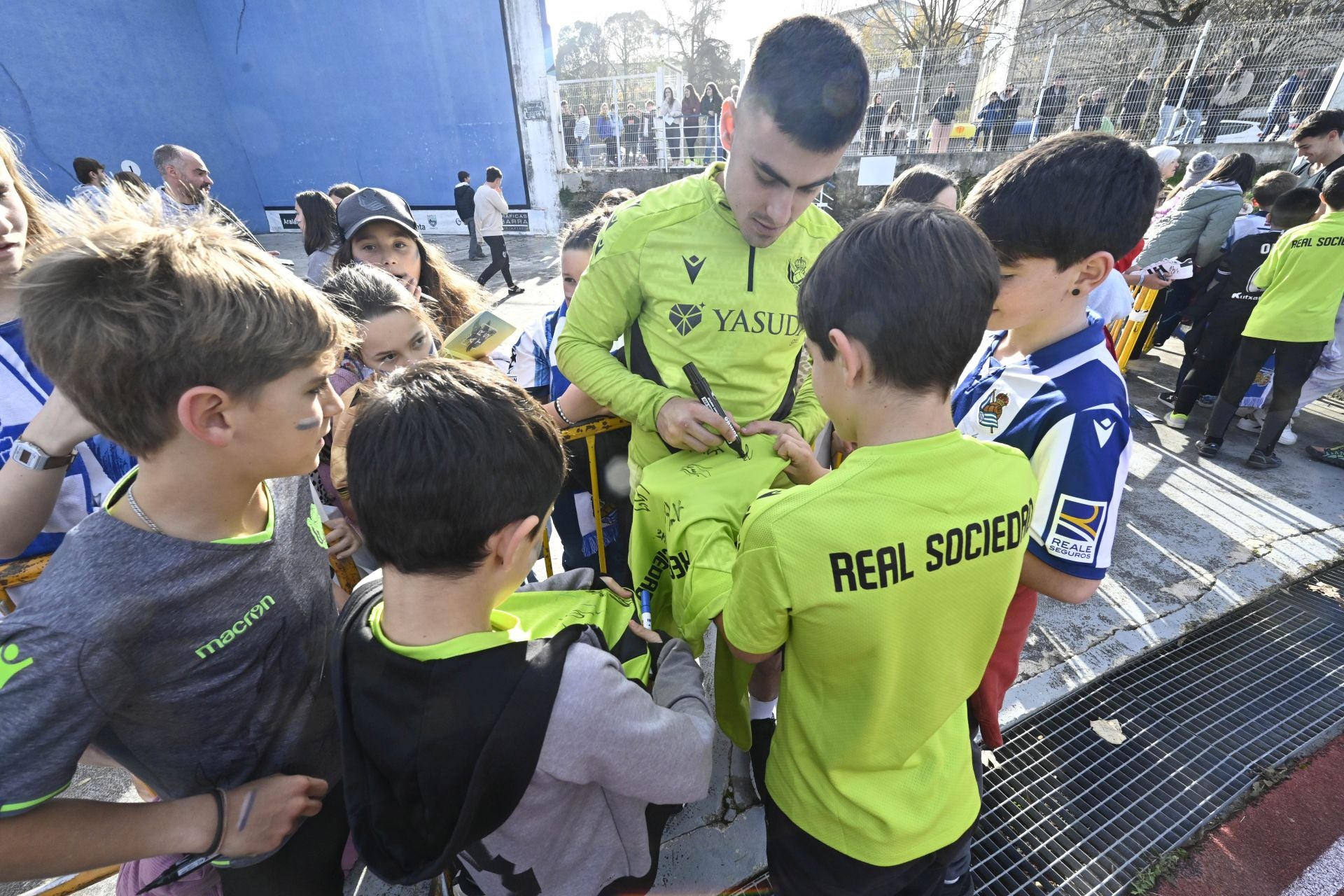 900 jóvenes arropan a la Real en Tolosa