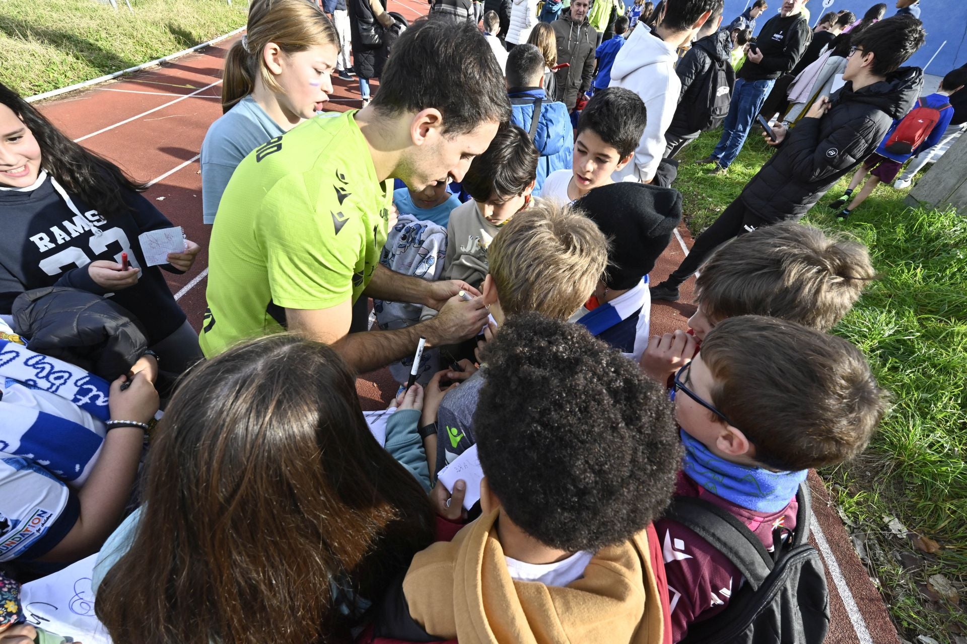 900 jóvenes arropan a la Real en Tolosa