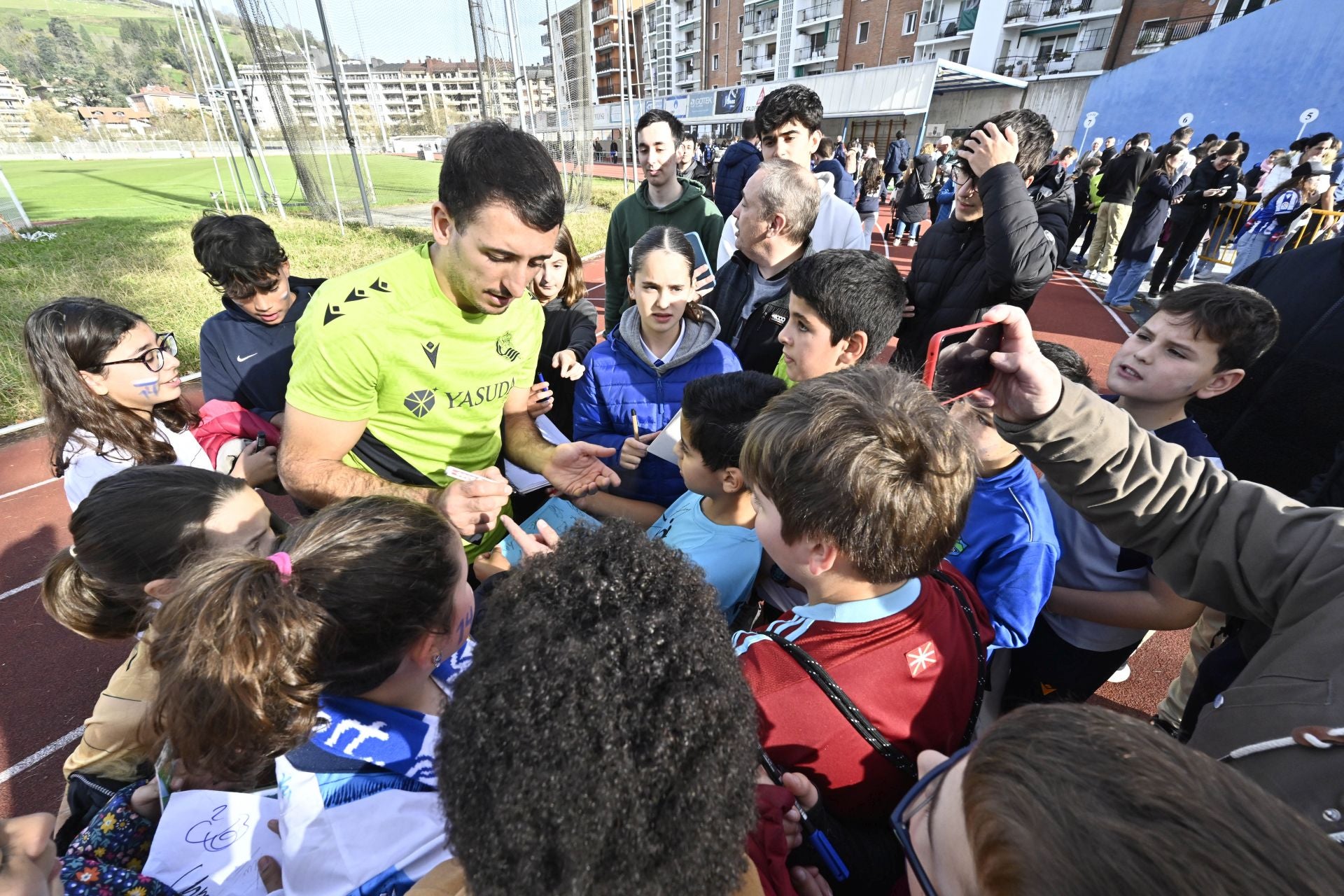 900 jóvenes arropan a la Real en Tolosa