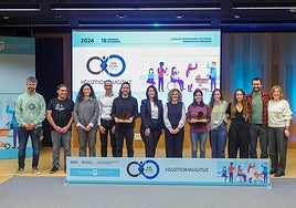 Galardonados de ambas asociaciones junto a las representantes institucionales.