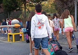 Niños a la entrada de un colegio vasco.