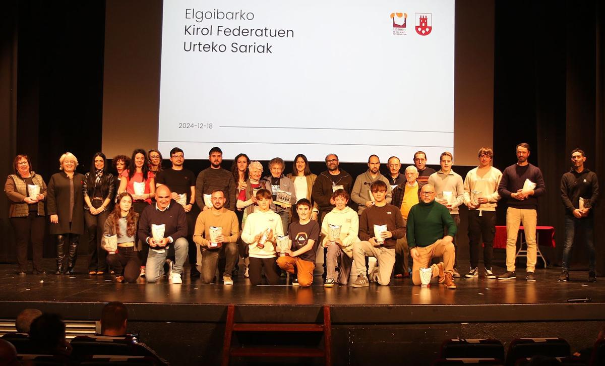 Las personas galardonadas en la Gala del Deporte posan en el Herriko Antzokia tras la entrega de los trofeos.