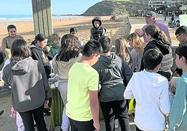 Germán Cedaño junto a su obra en la playa.