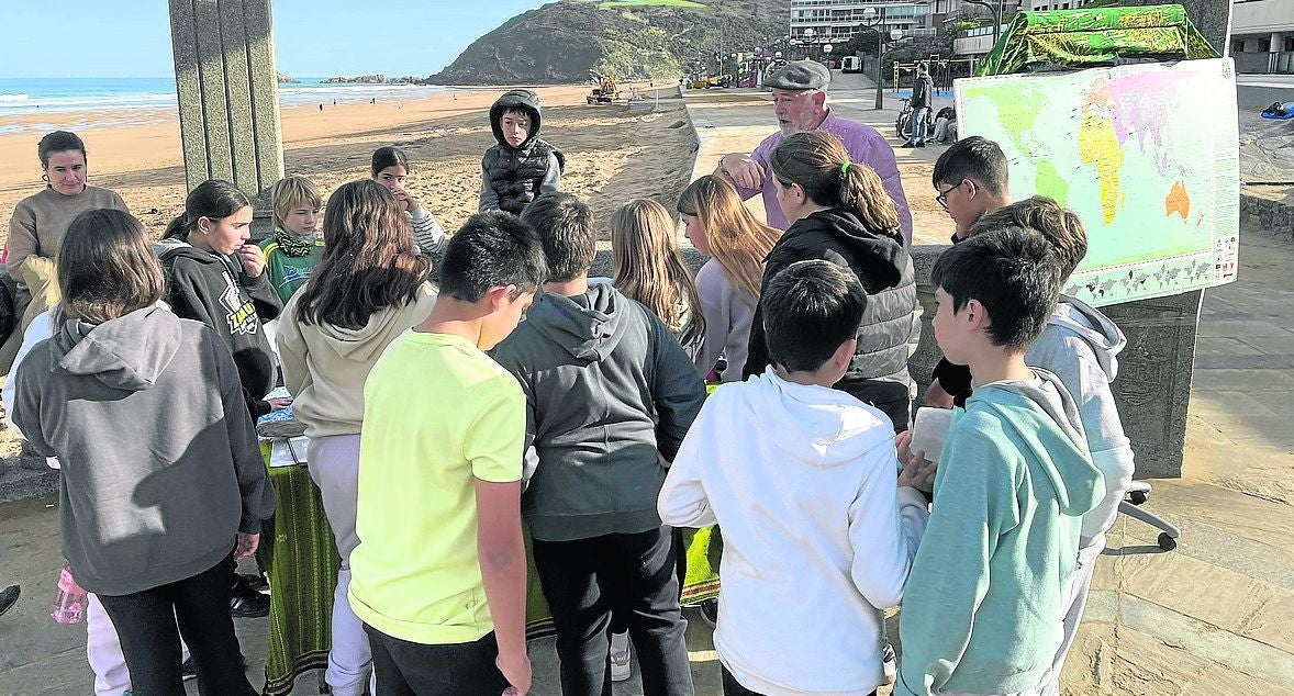 Germán Cedaño junto a su obra en la playa.