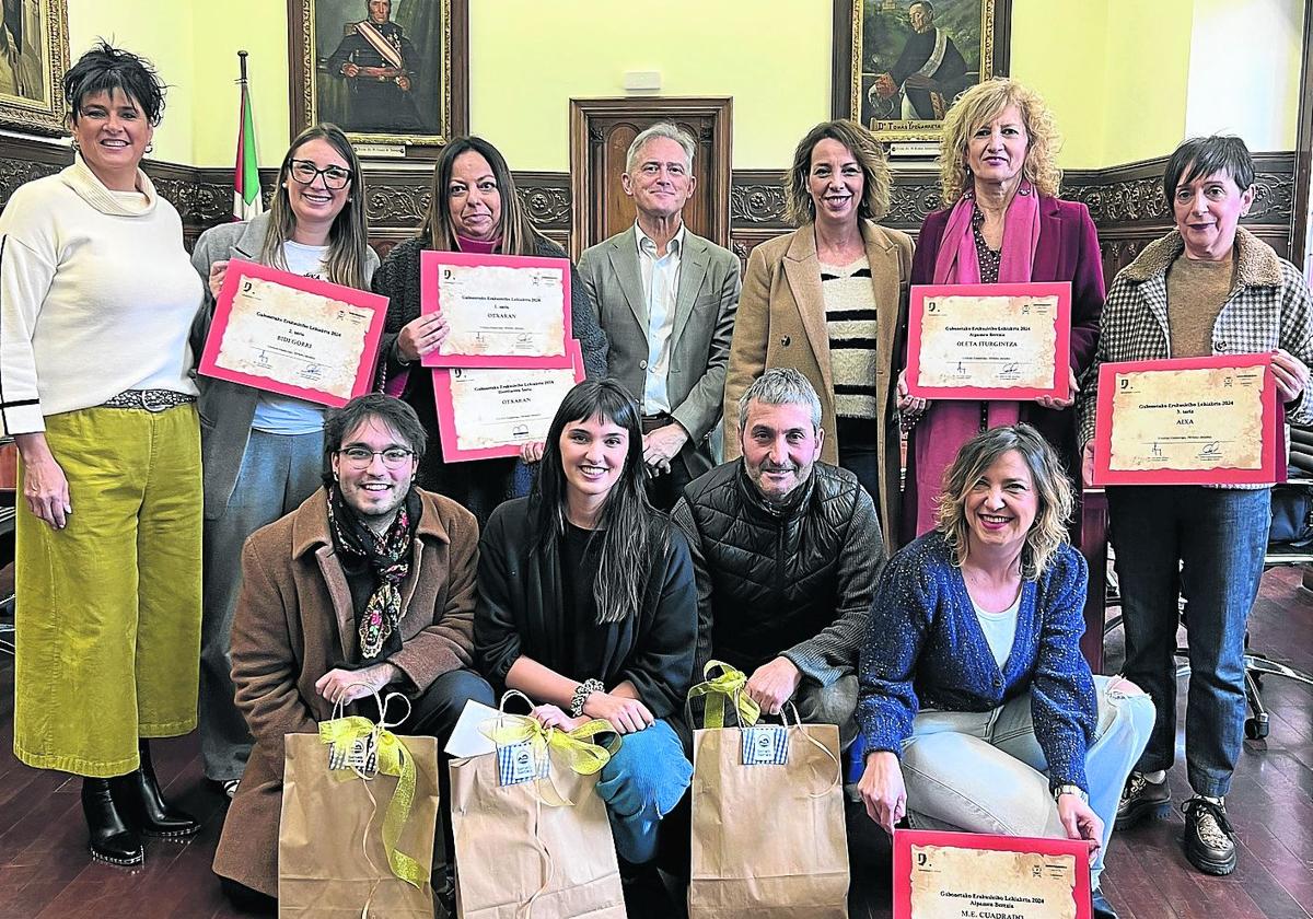 Premiados de Urretxu-Zumarraga con la concejal Rosa Maiza y el alcalde Jon Luqui. limia.