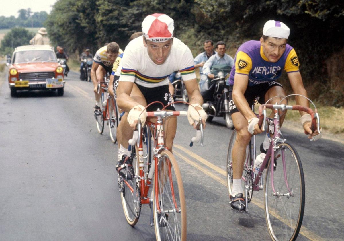 Rik van Looy, con el maillot arcoíris, rueda junto a Raymond Poulidor en el Tour de Francia.