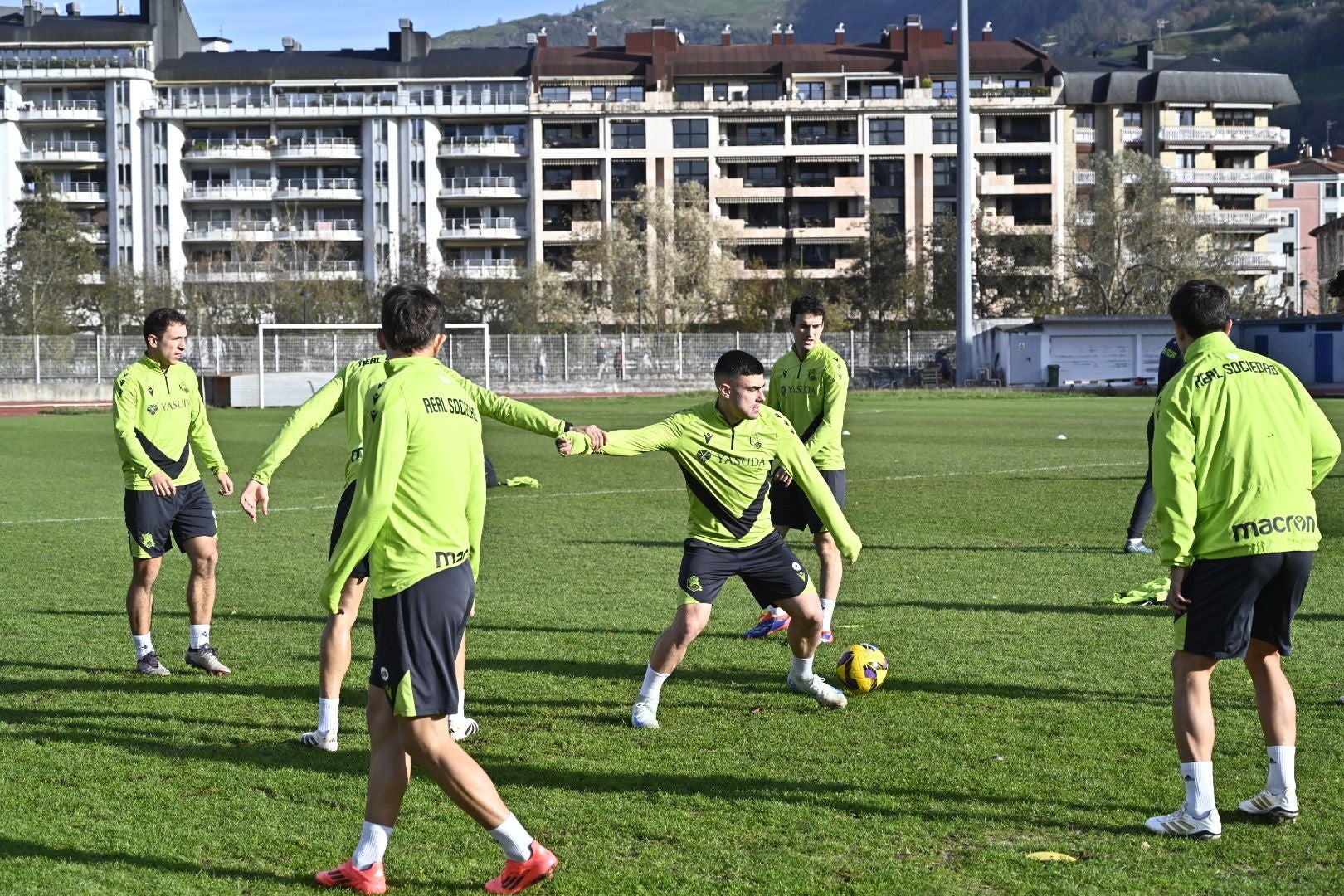 900 jóvenes arropan a la Real en Tolosa
