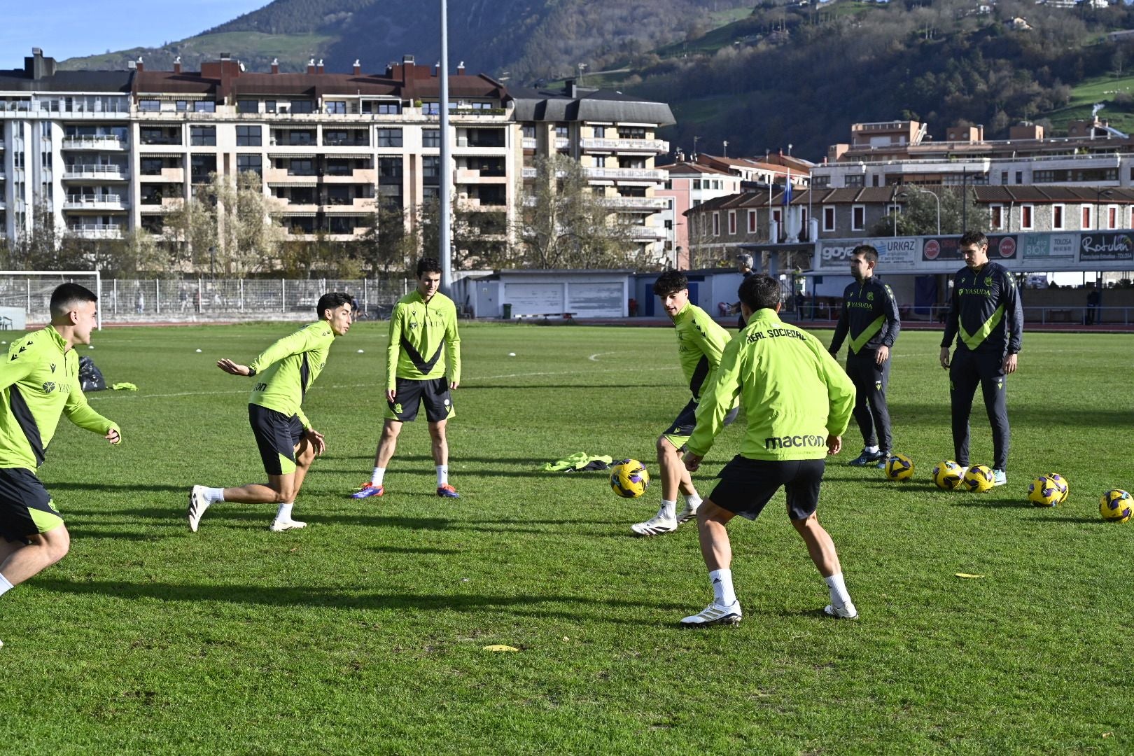 900 jóvenes arropan a la Real en Tolosa
