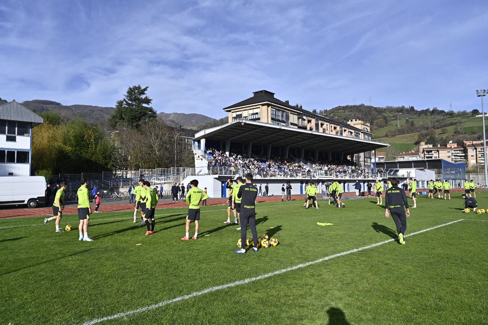 900 jóvenes arropan a la Real en Tolosa