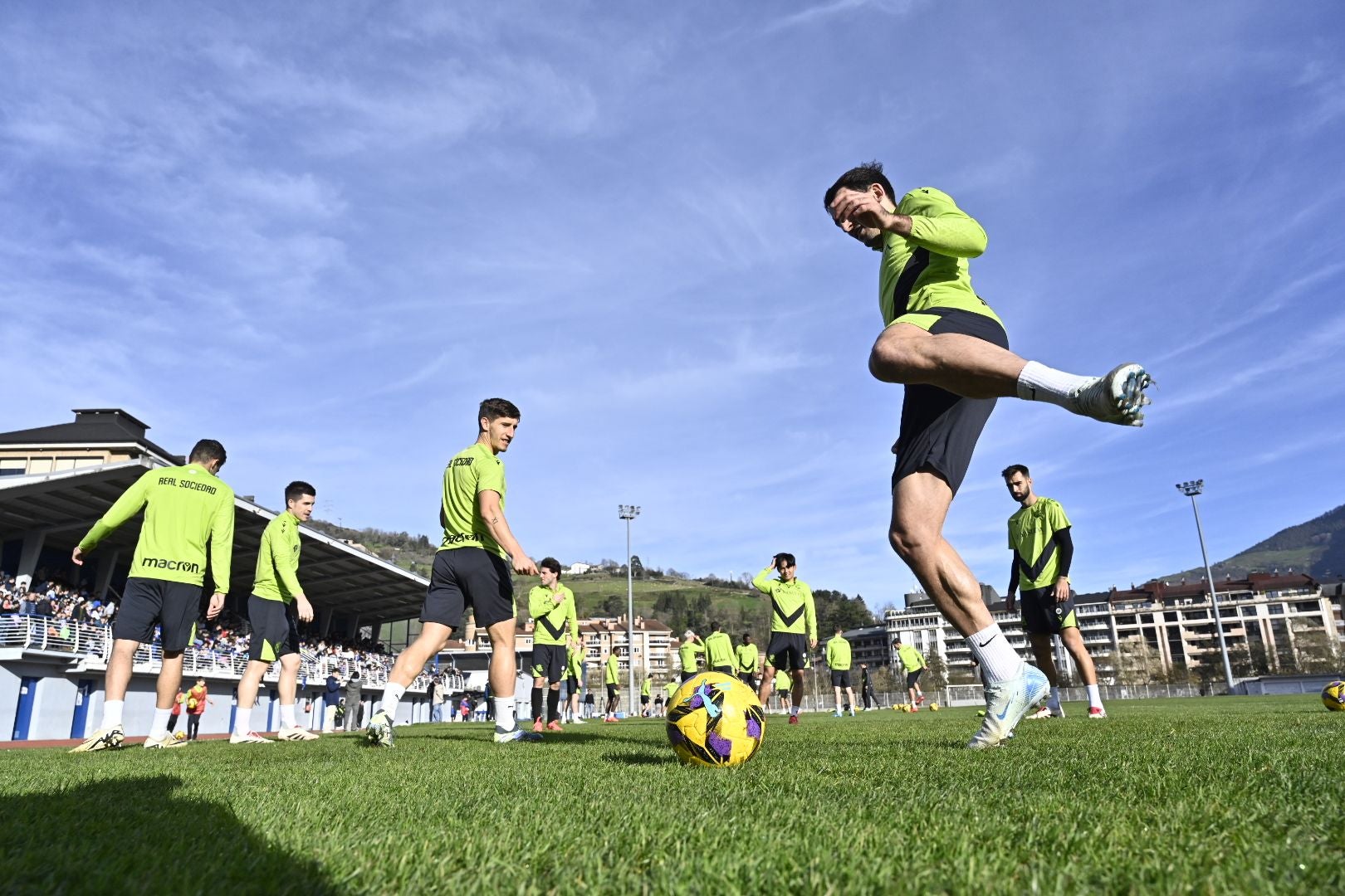 900 jóvenes arropan a la Real en Tolosa