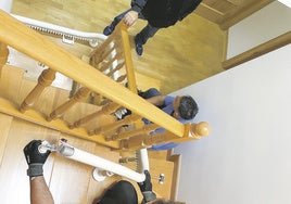 El equipo de Bidea se encarga de todo lo relacionado con la instalación de la silla salvaescaleras, para que no tengas que preocuparte por nada.