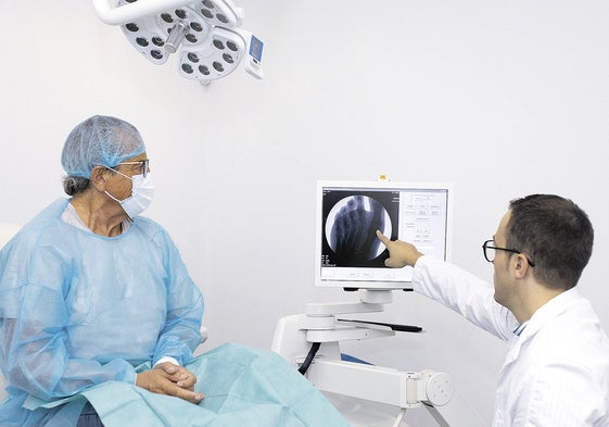 El doctor Iker Ariño, realizando un preoperatorio a su paciente.