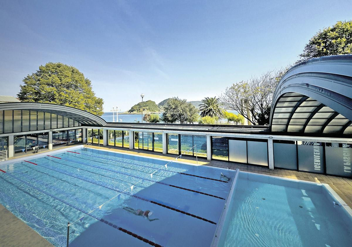 Piscina climatizada. Una de las joyas del Real Club de Tenis de San Sebastián es su piscina climatizada con cubierta retráctil.