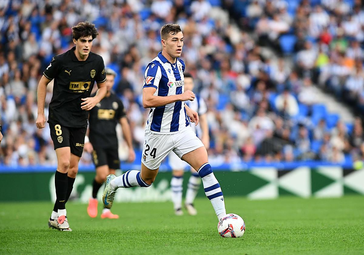 Sucic conduce el balón ante la mirada del valencianista Javi Guerra.