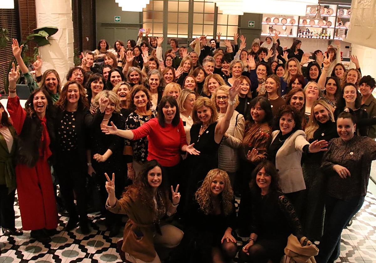 Un centenar de socias de Aspegi participó en la gala navideña, celebrada en el hotel 3 Reyes con excelente ambiente.