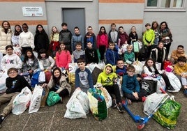 Alumnos y profesores con algunos de los juguetes.